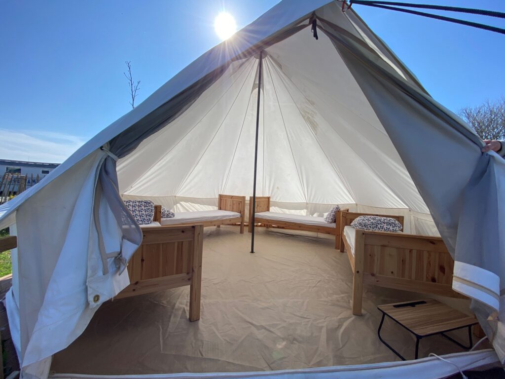 Surfari village groepsovernachting slaaptent